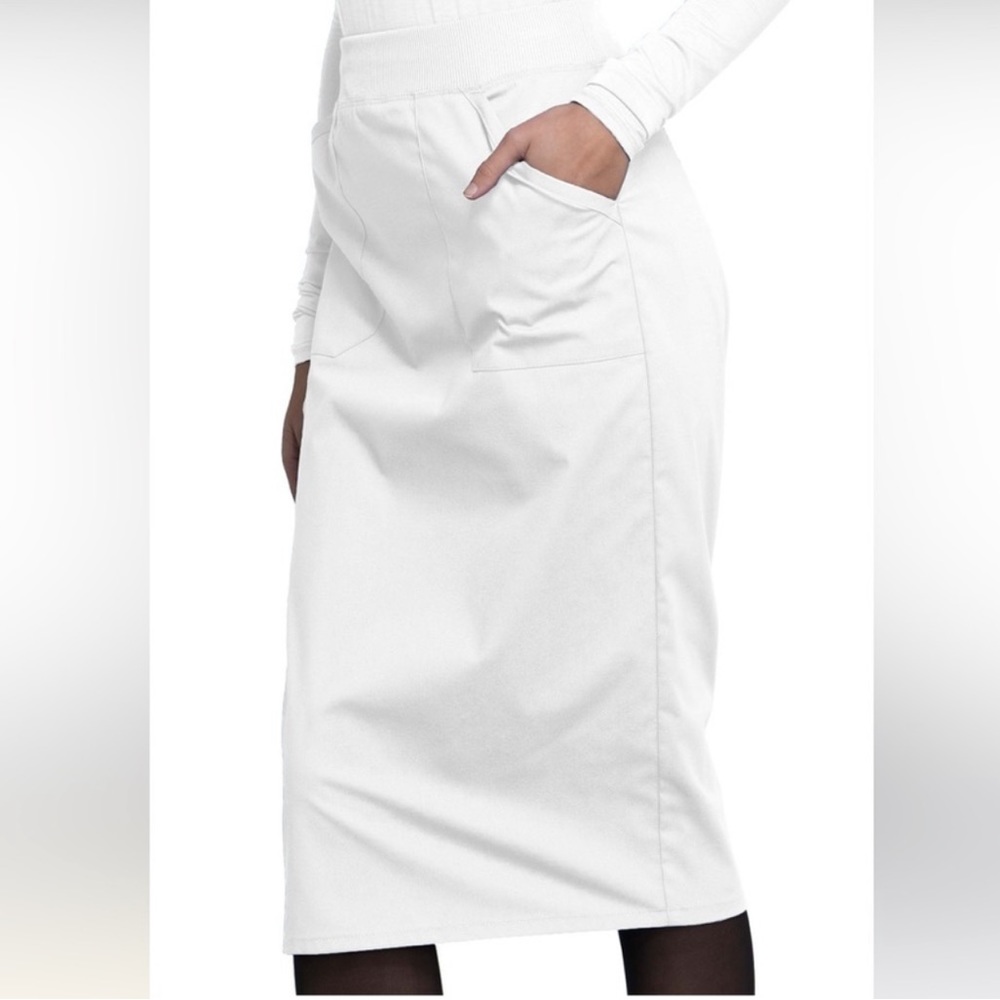 Women’s scrubs skirt with pockets